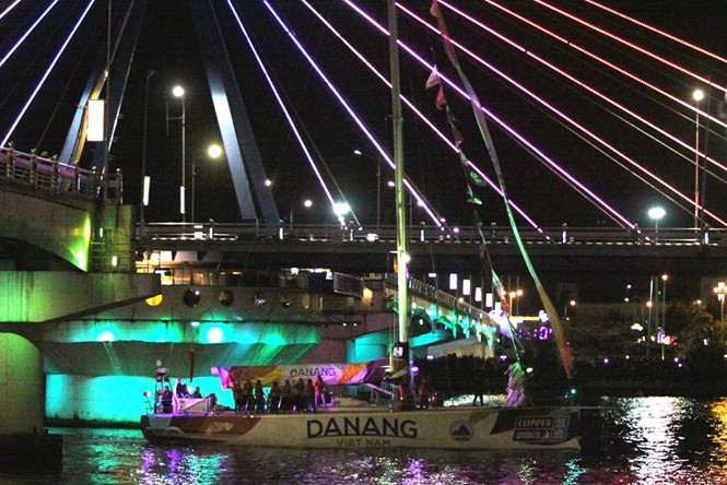 Кругосветная гонка на яхтах Clipper 2015-2016: парад яхт по реке Хан в Дананге - ảnh 1